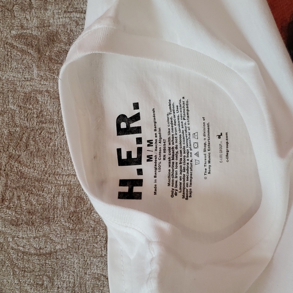 NWOT H.E.R. graphic tee - Picture 3 of 4
